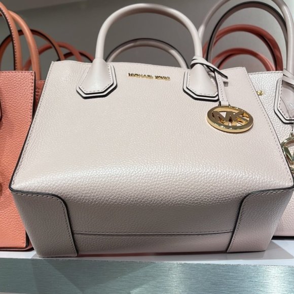 Michael Kors Handbags - Michael Kors Mercer Medium Leather Messenger Powder Blush